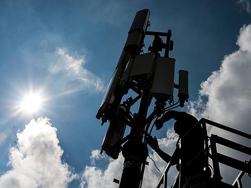 Techniker arbeiten an einem Sendemast für das Mobilfunknetz in München. LTE oder 4G ist die vierte Mobilfunkgeneration und der aktuell schnellste kommerziell eingesetzte Übertragungsstandard. Foto: Matthias Balk