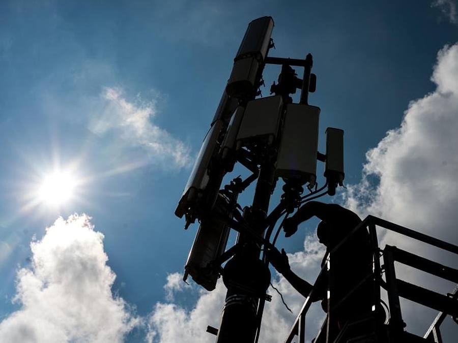 Techniker arbeiten an einem Sendemast für das Mobilfunknetz in München. LTE oder 4G ist die vierte Mobilfunkgeneration und der aktuell schnellste kommerziell eingesetzte Übertragungsstandard. Foto: Matthias Balk