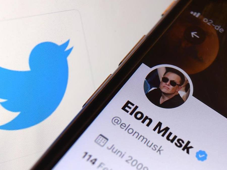 Der Twitter-Account von Elon Musk vor dem Logo der Nachrichten-Plattform Twitter. Twitter steuert auf die Übernahme durch den Tech-Milliardär zu. Foto: Karl-Josef Hildenbrand/dpa