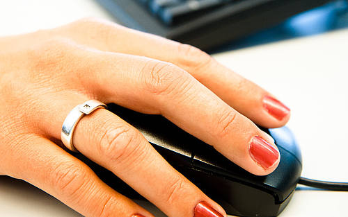 rauenhand bedient Computermaus