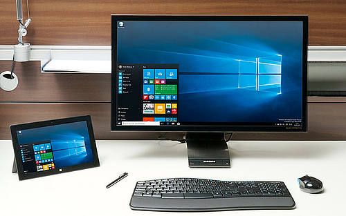 Ein Windows-Desktop-PC auf einem Schreibtisch