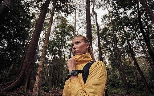 Blonde Frau im Wald