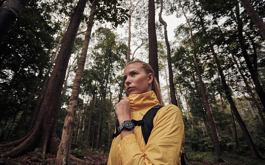 Blonde Frau im Wald