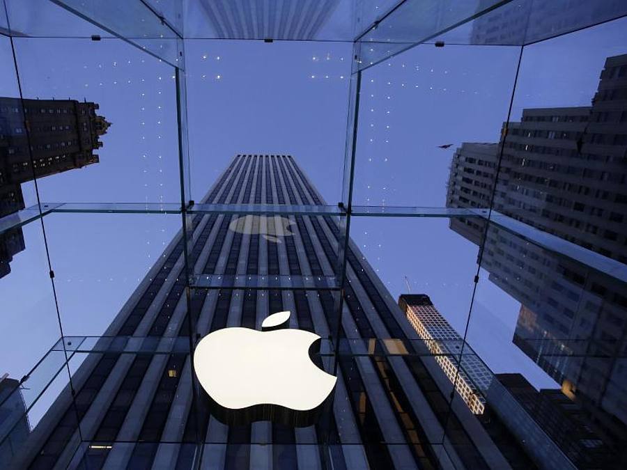 Das Logo in der Fith Avenue in New York. Foto: Mark Lennihan/AP