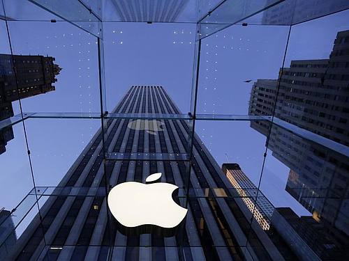Das Logo in der Fith Avenue in New York. Foto: Mark Lennihan/AP