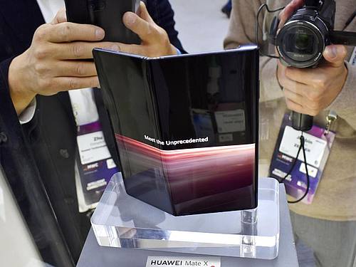 Das neue Huawei Mate X, ein Smartphone mit faltbarem Display, wird beim Mobile World Congress in Barcelona präsentiert. Foto: Kyodo