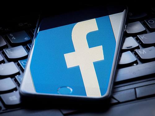 Facebook Logo auf Smartphone. Foto: Dominic Lipinski/PA Wire/dpa