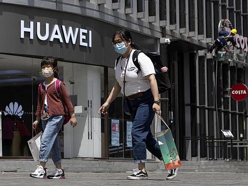 Huawei sieht sich nach der Ausweitung der US-Sanktionen gegen den chinesischen Technologiekonzern auf das Chip-Geschäft im Überlebenskampf. Foto: Ng Han Guan/AP/dpa