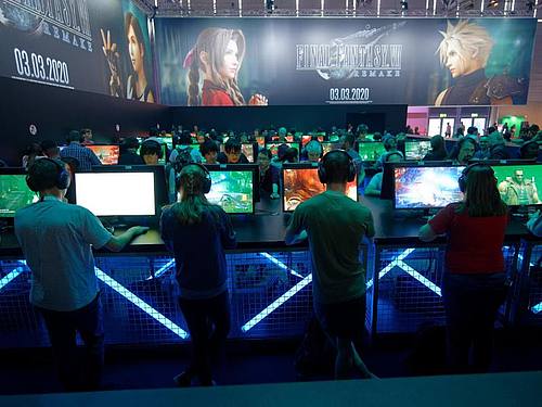 Besucher spielen auf der Gamescom 2019 das Spiel Final Fantasy. Foto: Henning Kaiser/dpa