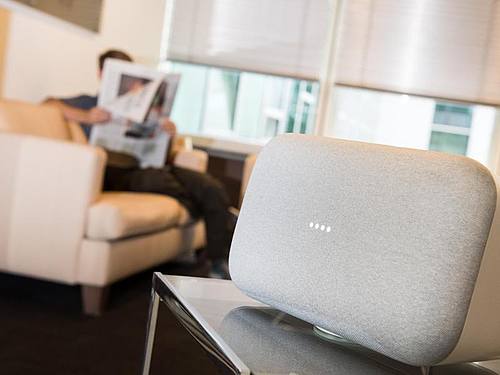 Smarte Lautsprecher wie der Google Home Max schneiden Gespräche mit. ((Foto: Franziska Gabbert/Archiv))