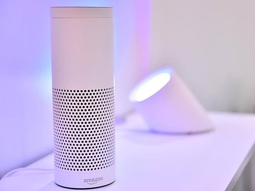 Amazon Echo auf Anrichte. Foto: Britta Pedersen/dpa-Zentralbild/dpa