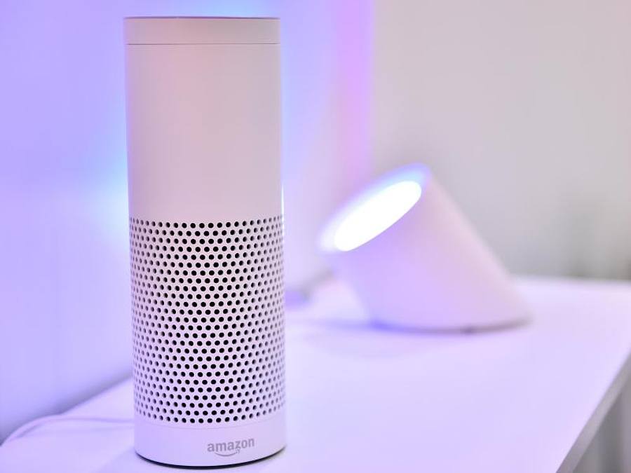 Amazon Echo auf Anrichte. Foto: Britta Pedersen/dpa-Zentralbild/dpa