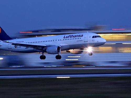 Lufthansa Flugzeug beim Start. Foto: Kevin Kurek/dpa