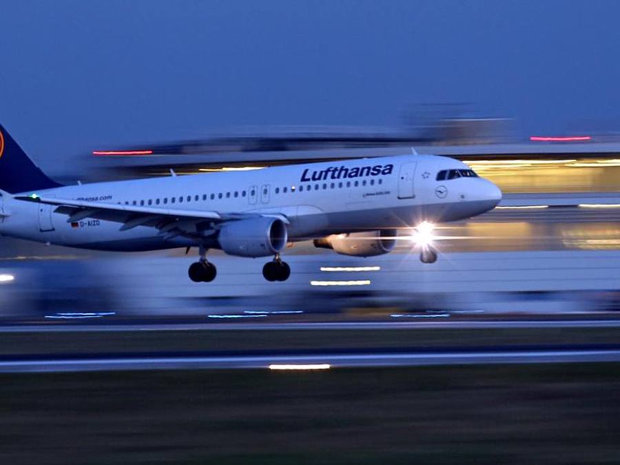 Lufthansa Flugzeug beim Start. Foto: Kevin Kurek/dpa
