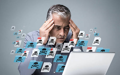 Mann nach Cybervorfall vor Laptop