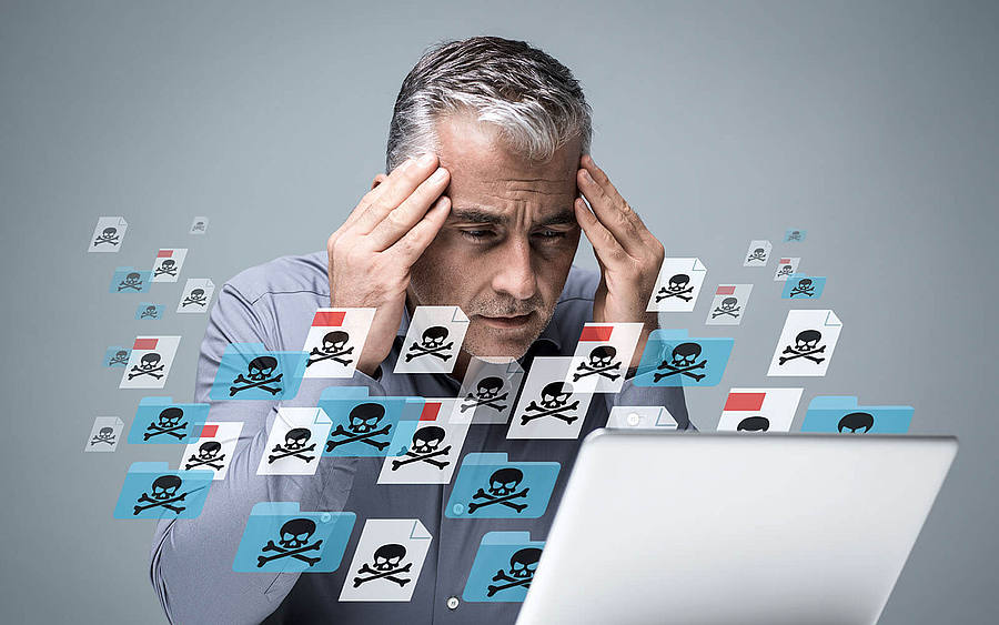 Mann nach Cybervorfall vor Laptop