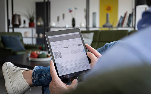 Mann kauft Auto online vom Sofa aus