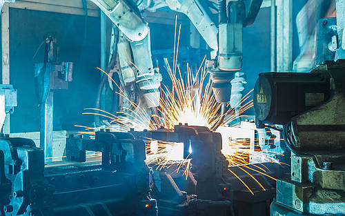 In der Fabrik der Zukunft sollen sich Mensch und Maschine ergänzen.