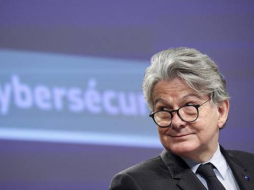 Thierry Breton, EU-Kommissar für Binnenmarkt und Dienstleistungen, nimmt gemeinsam mit Vize-EU-Kommisionspräsident Schinas an einer Pressekonferenz zur Sicherheits- und Cybersicherheitsstrategie der EU teil. Foto: Kenzo Tribouillard/AFP Pool/AP/dpa