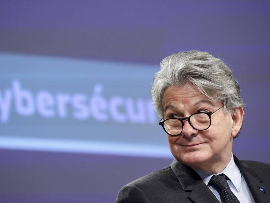 Thierry Breton, EU-Kommissar für Binnenmarkt und Dienstleistungen, nimmt gemeinsam mit Vize-EU-Kommisionspräsident Schinas an einer Pressekonferenz zur Sicherheits- und Cybersicherheitsstrategie der EU teil. Foto: Kenzo Tribouillard/AFP Pool/AP/dpa
