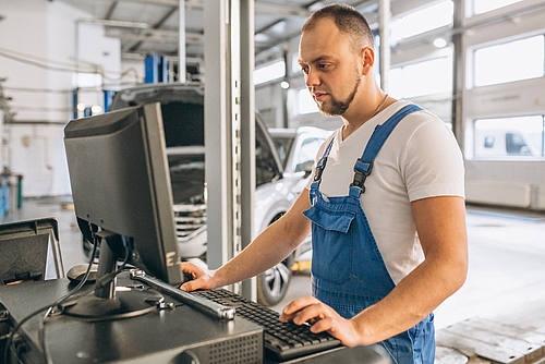 Metallarbeiter am Computer