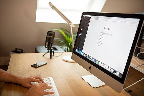 Person sucht auf dem Notebook mit Google
