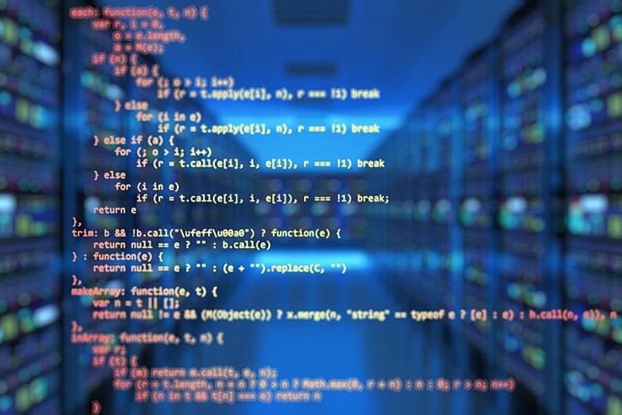 Quellcode vor Bild von Rechenzentrum