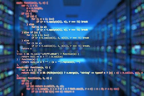 Quellcode vor Bild von Rechenzentrum