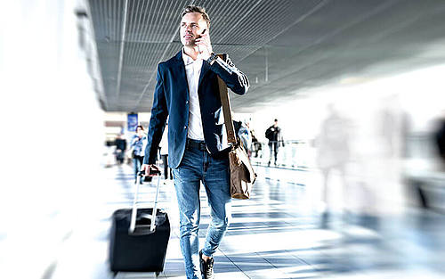 Geschäftsreisender am Flughafen
