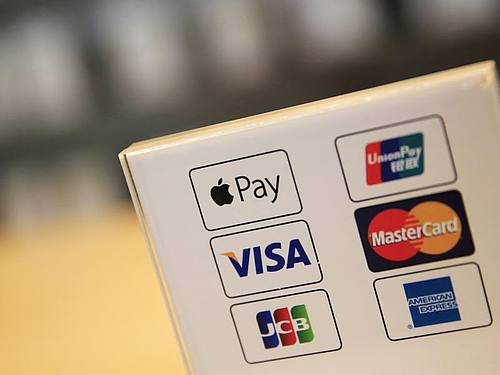 Apple Pay war Ende 2018 in Deutschland gestartet. Benutzer können im Laden mit dem Service wie mit einer Kreditkarte bezahlen. Foto: How Hwee Young/EPA