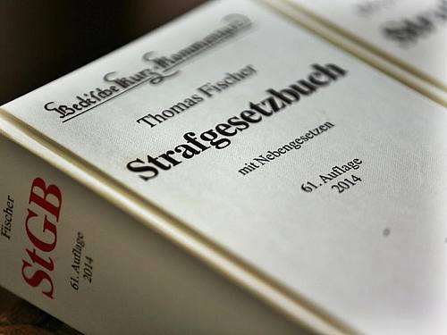 Der Angeklagte soll zusammen mit anderen die Netzplattform „Fraudsters“ gegründet haben. Das Forum mit Bezug zu dem englischen Begriff für „Betrüger“ wurde Anfang April 2019 abgeschaltet.