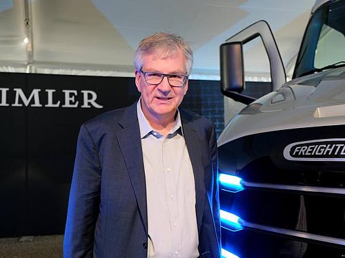 Martin Daum, Chef der Daimler-Lastwagensparte, stellt Elektro-Lastwagen der Marke Freightliner vor. Waymo gilt als führend in der Entwicklung des autonomen Fahrens. Nun tut sich die Google-Schwester mit dem Lastwagenbauer Daimler zusammen, der ebenfalls 