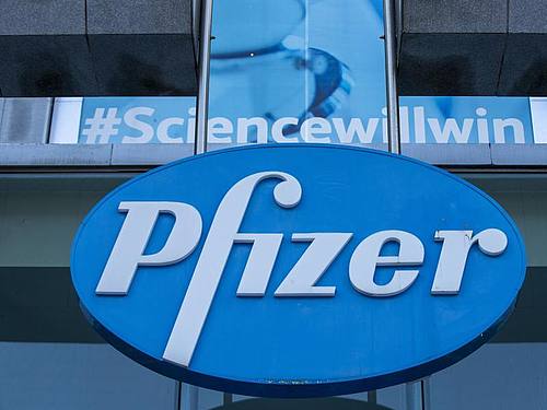 Das Pfizer-Logo am Hauptsitz des Pharmaunternehmens im belgischen Elsene in der Nähe von Brüssel. Foto: Nicolas Maeterlinck/BELGA/dpa