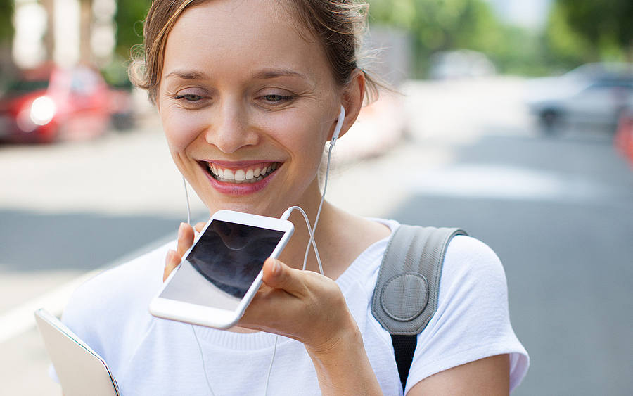 Frau schickt Sprachnachricht via Smartphone