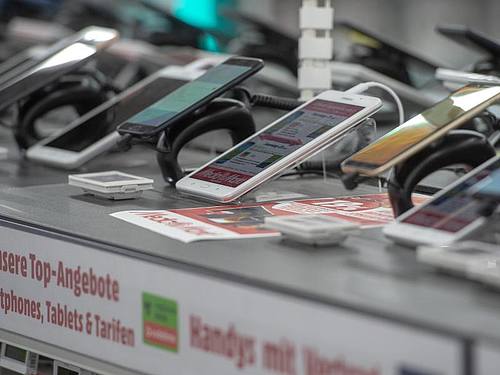 Smartphones in einem Elektronikmarkt. Foto: Armin Weigel/dpa