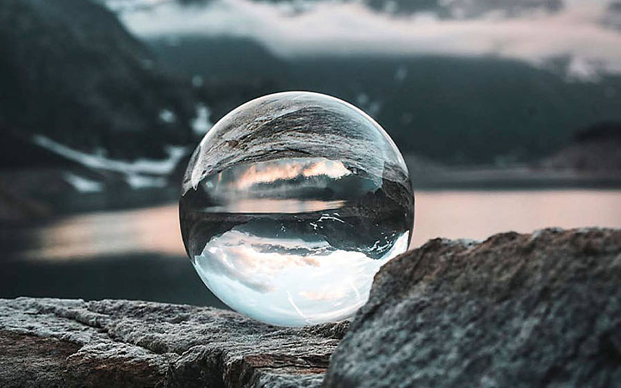 Glaskugel vor Berglandschaft