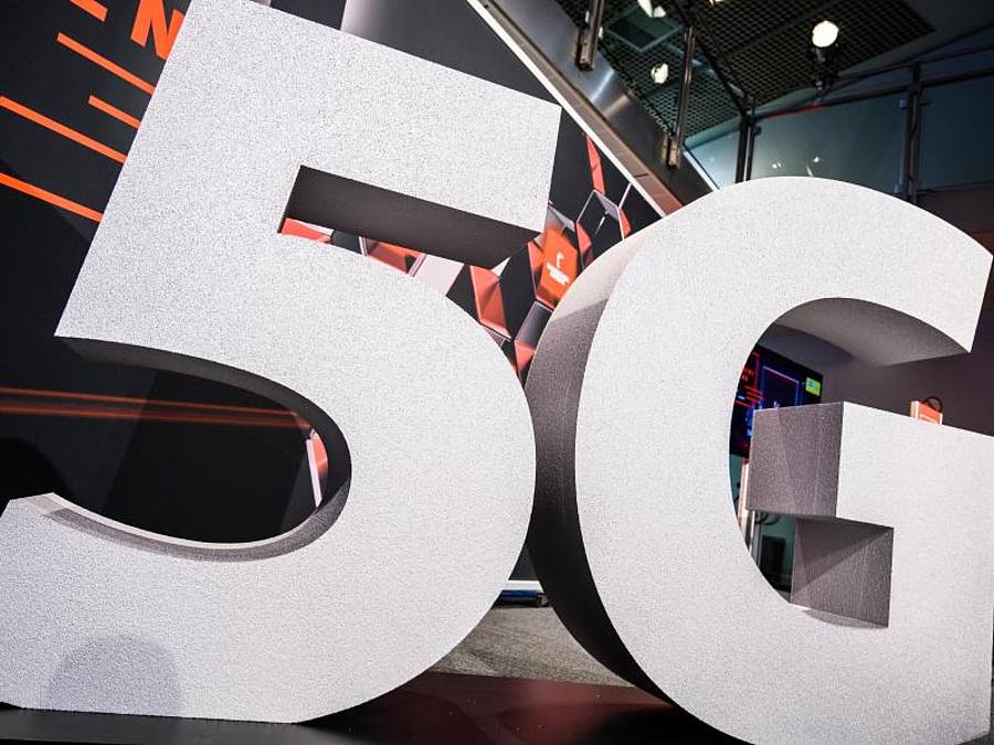 Die drei bisherigen Netzbetreiber Deutsche Telekom, Vodafone und Telefónica (O2) sowie der Neueinsteiger Drillisch bieten derzeit um 5G-Mobilfunkfrequenzen. Foto: Christophe Gateau