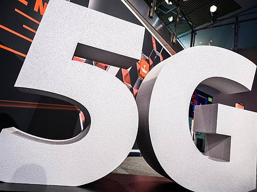 Die drei bisherigen Netzbetreiber Deutsche Telekom, Vodafone und Telefónica (O2) sowie der Neueinsteiger Drillisch bieten derzeit um 5G-Mobilfunkfrequenzen. Foto: Christophe Gateau