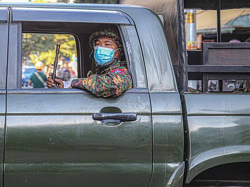 Ein bewaffneter Soldat in einem Militärfahrzeug in Mandalay. Foto: Kaung Zaw Hein/SOPA Images via ZUMA Wire/dpa