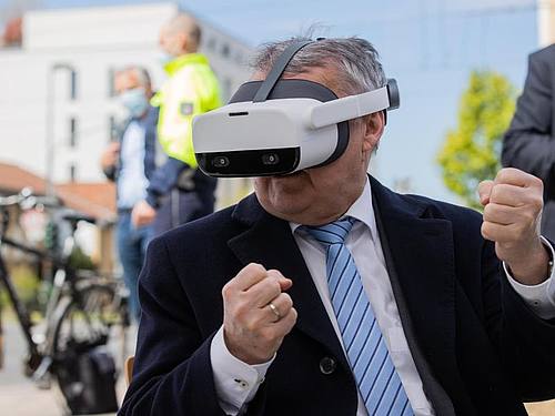 Neues Kapitel bei der Unfallverhütung: NRW-Innenminister Herbert Reul mit Virtual-Reality-Brille. Foto: Rolf Vennenbernd/dpa