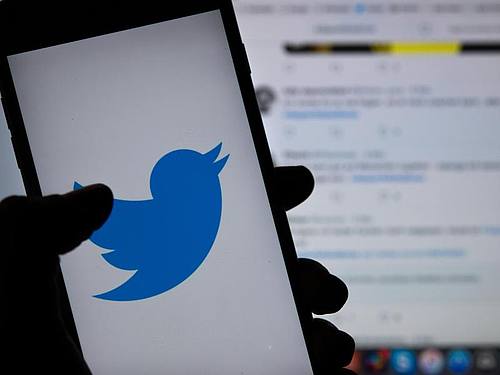 Das Logo des sozialen Netzwerks Twitter ist auf dem Display eines Smartphones zu sehen. Foto: Monika Skolimowska/zb/dpa