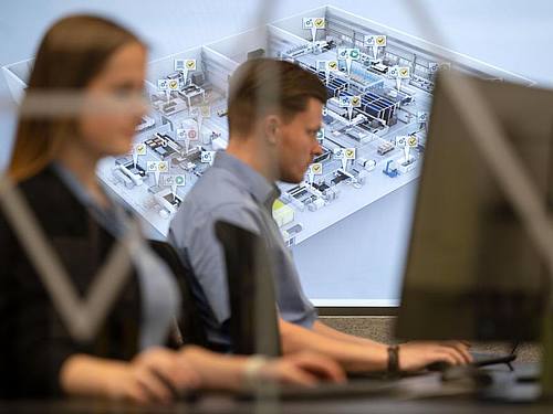 Mitarbeiter des Maschinenbauers Trumpf im Besucherzentrum des Unternehmens. Dort wird auch in einem Control-Center die "Smart Factory", eine vernetzte Fabrik, gesteuert. Foto: Marijan Murat/dpa
