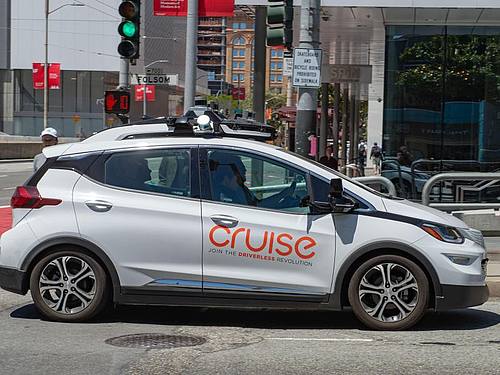 Ein selbstfahrendes Auto der General-Motors-Tochterfirma Cruise im Straßenverkehr in San Francisco. Foto: Andrej Sokolow/dpa