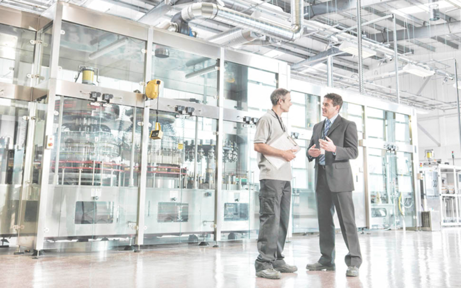 Mitarbeiter der Donau Chemie Gruppe in einer Produktionshalle