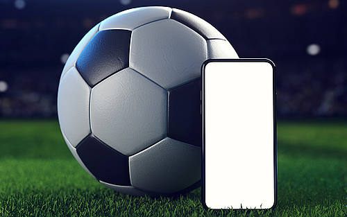 Ein Fußball und ein Handy 