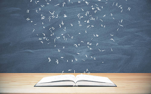 Buch und fliegende Buchstaben