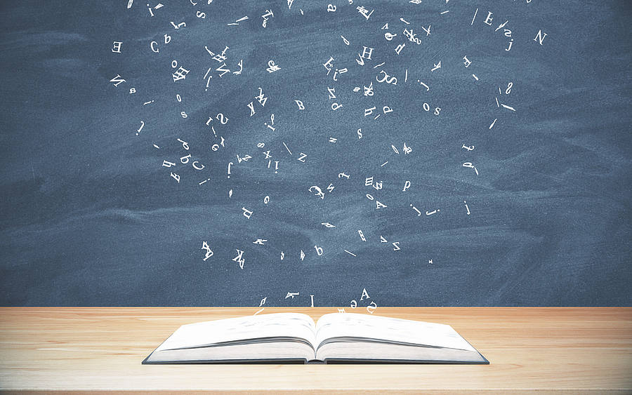 Buch und fliegende Buchstaben