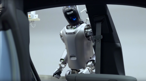 Ein humanoider Roboter in einer Autofabrik