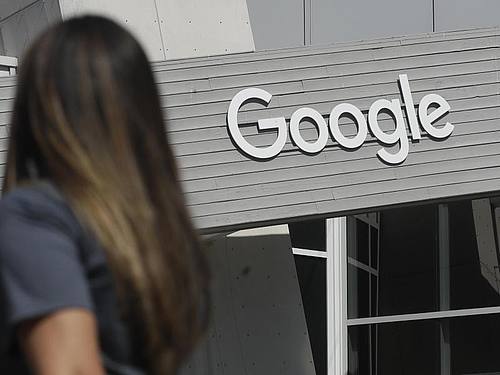 Vor allem das Werbegeschäft von Google sorgt für Umsatzwachstum. Foto: Jeff Chiu/AP/dpa