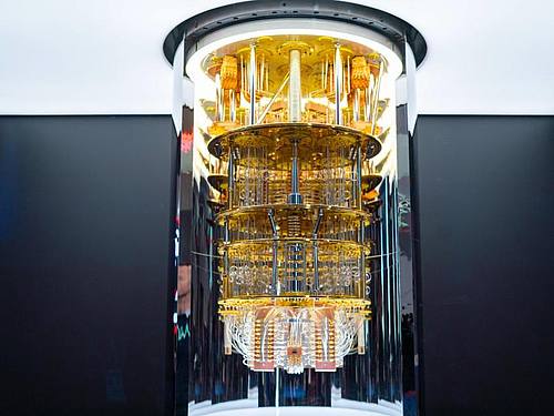 Ein IBM-Quantencomputer der Serie „Q System One“. Die Fraunhofer Gesellschaft und der Computerkonzern IBM haben eine Vereinbarung unterschrieben, um die Forschung zu Quantencomputern in Deutschland voranzutreiben. Foto: IBM/dpa